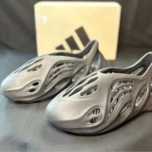 Yeezy Foam Runner - Charcoal Black DS size 12 no box